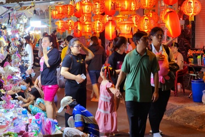 TP Hồ Chí Minh: Phố Lương Nhữ Học rực rỡ sắc màu đón Trung thu