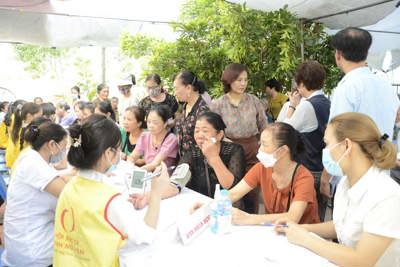 Hà Đông: Hơn 300 người hoàn cảnh khó khăn được khám, cấp phát thuốc miễn phí