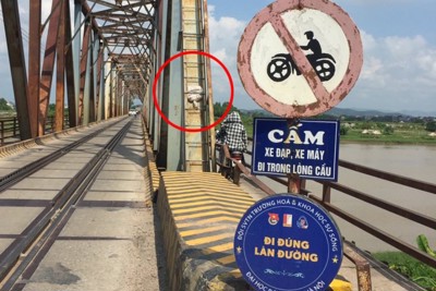Bắc Giang: Nhân viên đường sắt lao mình cứu người phụ nữ rơi xuống sông