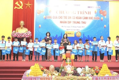 Trao quà Trung thu cho trẻ em có hoàn cảnh khó khăn tại huyện Thạch Thất