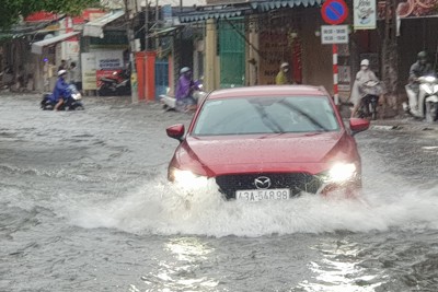Đà Nẵng: Mưa trắng trời, nhiều tuyến phố ngập nặng