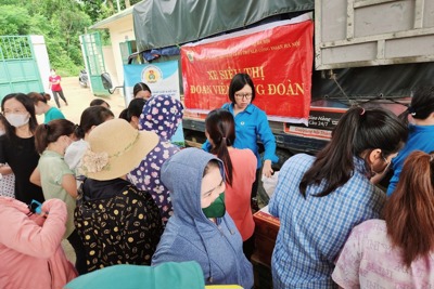 Hà Nội: Hỗ trợ hàng thiết yếu cho lao động dệt may bị thiếu việc làm