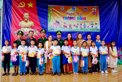 Mang Trung thu đến với học sinh biên giới