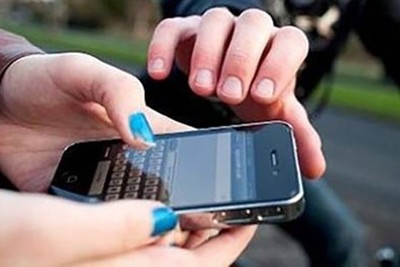 Hà Nội: Cô gái trẻ bị đối tượng dùng kéo khống chế cướp Iphone 14