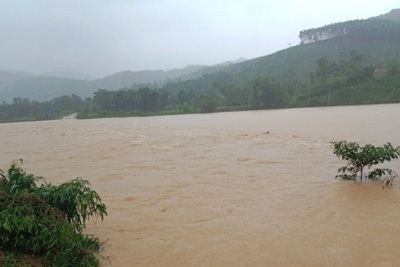 Hà Tĩnh: Mưa lớn nhiều tuyến đường bị sạt lở, ngập sâu trong nước