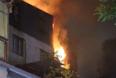 Cháy nhà ở Thanh Trì lúc rạng sáng, 3 người mắc kẹt được giải cứu