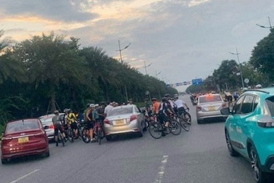 Đoàn xe đạp đi vào đường cấm còn đe dọa hành hung tài xế ô tô
