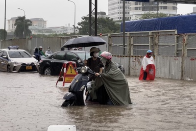 Hà Nội: Mưa lớn gây ngập úng, ùn tắc hàng giờ đồng hồ