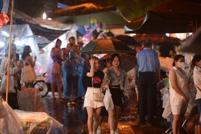 Người dân che ô, đội mưa đi chơi Trung thu Phố cổ Hà Nội