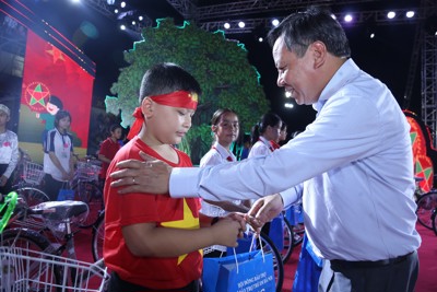 Hà Nội: Tặng quà 1.000 trẻ em tại “Đêm hội Trăng rằm 2023”