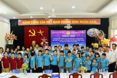 Ngành giáo dục Hà Nội tặng quà Trung thu cho học sinh các trường chuyên biệt