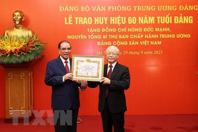 Trao Huy hiệu 60 năm tuổi Đảng tặng nguyên Tổng Bí thư Nông Đức Mạnh