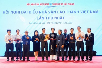 Chủ tịch nước dự Hội nghị đại biểu Nhà văn lão thành Việt Nam