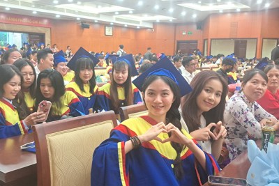 Trường Cao đẳng Đại Việt Sài Gòn trao 1,6 tỷ đồng học bổng cho sinh viên
