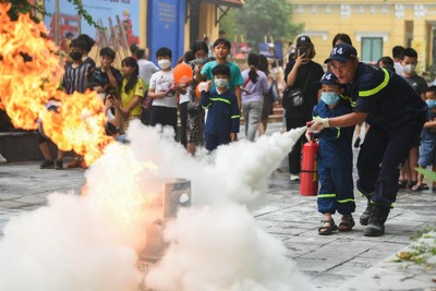 Hà Nội:Người dân, học sinh, sinh viên trải nghiệm kỹ năng chữa cháy và cứu nạn