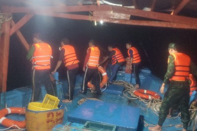 Biên phòng Cà Mau cứu 15 ngư dân chìm tàu trên biển trong đêm bão