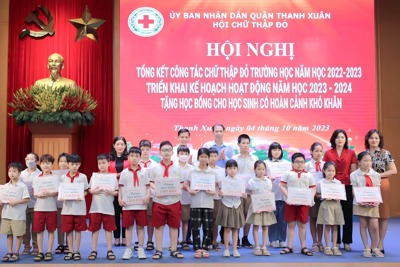 Quận Thanh Xuân: Trao tặng học bổng cho 131 học sinh có hoàn cảnh khó khăn