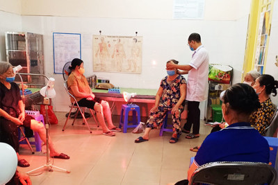 Tỷ lệ khám chữa bệnh bằng y học cổ truyền tại Long Biên đạt trên 40%