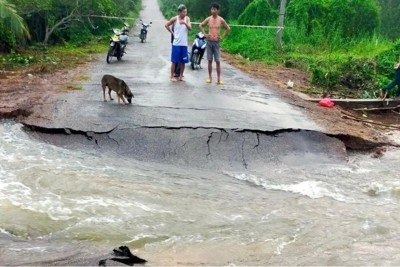 Bình Phước: Mưa lũ gây sập cầu, cống, giao thông chia cắt tại huyện Đồng Phú