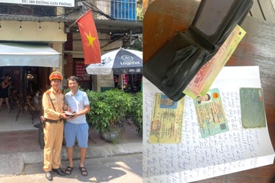 Hà Nội: Người đàn ông bất ngờ nhận lại ví tiền từ Cảnh sát giao thông