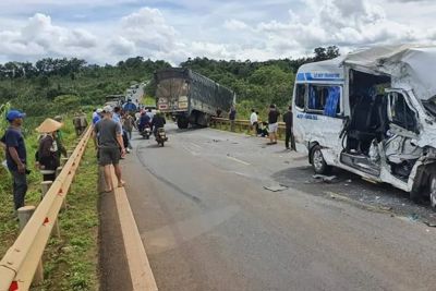 Tai nạn kinh hoàng giữa xe khách và xe tải, 13 người thương vong