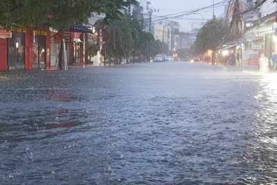 Phố biến thành sông, dân Đà Nẵng lo đưa ô tô "chạy lụt"