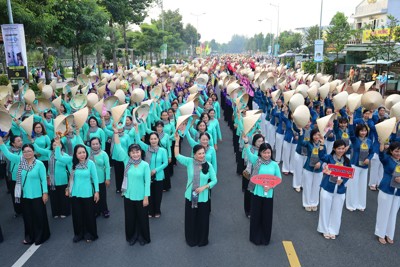 Cần Thơ: Hơn 4.500 phụ nữ diễu hành trang phục bà ba, áo dài