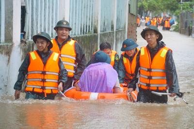 Ảnh: Dầm mưa ứng cứu dân ở Đà Nẵng