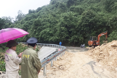 Quảng Nam: Thông xe đèo Le, nhiều tuyến giao thông trọng yếu bị ngập
