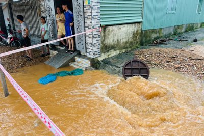 Đà Nẵng: Nắp cống bung nước xối xả giữa khu dân cư gây nguy hiểm