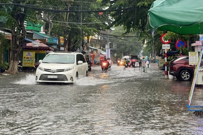 Quảng Ngãi: Nhiều khu vực bị ngập sâu do mưa lớn