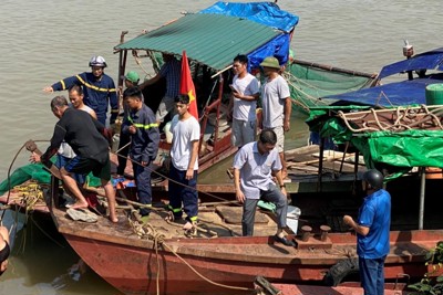 Hà Nội: Tàu cá va chạm xà lan, người đàn ông tử vong dưới sông Hồng