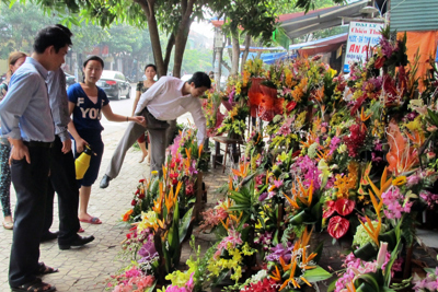 Ngày Phụ nữ Việt Nam, hoa tươi đồng loạt giảm giá 
