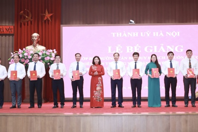 Bế giảng lớp bồi dưỡng cán bộ quy hoạch nguồn của Thành ủy Hà Nội