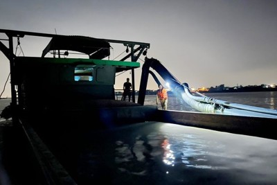 Hà Nội: Bắt quả tang tàu “cát tặc” trên sông Hồng