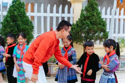 Tuấn Hưng xây nhà ăn cho trẻ em khó khăn tại Lào Cai