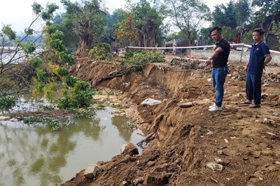 Hà Tĩnh: Bờ sông Minh sạt lở nghiêm trọng