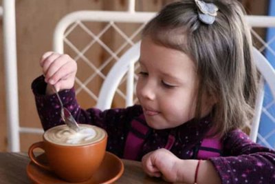 Không nên cho trẻ uống cà phê