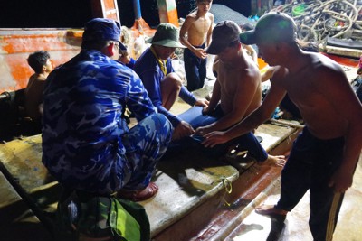 Biên đội tàu Vùng Cảnh sát biển 4 cứu 2 ngư dân bị ngạt khí độc