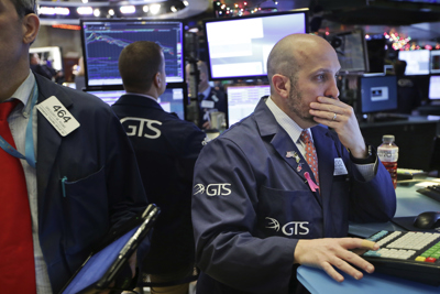 Chứng khoán Mỹ tiếp tục lao dốc vì Fed, Dow Jones “bay” hơn 350 điểm