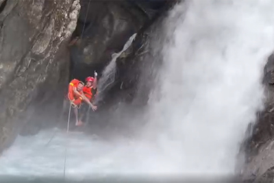 Video: Cứu hộ đu dây cứu người ngoại quốc mắc kẹt trên thác nước