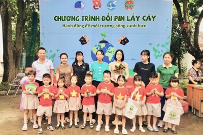 Huyện Sóc Sơn tổ chức thu gom pin cũ, đổi lấy cây xanh