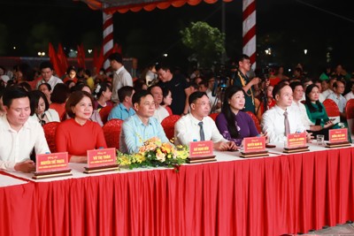 Lãnh đạo Thành phố chung vui với quận Long Biên trong Ngày hội Đại đoàn kết