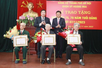Quận Hoàng Mai trao Huy hiệu 70, 75 năm tuổi Đảng cho 6 đảng viên 