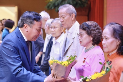 Phó Bí thư Thành ủy Nguyễn Văn Phong trao Huy hiệu Đảng tại quận Thanh Xuân
