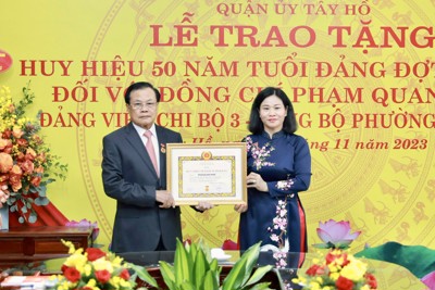 Trao Huy hiệu 50 năm tuổi Đảng tặng nguyên Bí thư Thành ủy Hà Nội