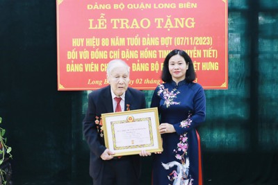 Lãnh đạo TP trao tặng Huy hiệu Đảng cho đảng viên lão thành quận Long Biên