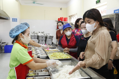 Hà Đông: Giám sát chặt nguồn gốc, chất lượng thực phẩm tại bếp ăn bán trú