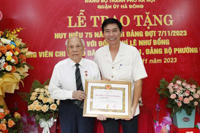 Hà Đông: Trao Huy hiệu 75 năm tuổi Đảng cho đảng viên Lê Như Bổng