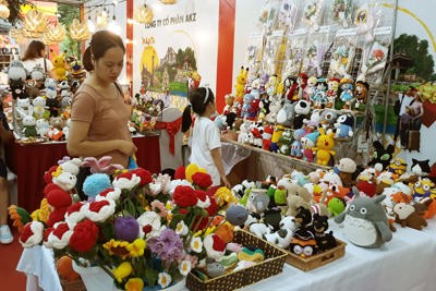 Nhộn nhịp mua sắm tại Lễ hội Quà tặng Du lịch Hà Nội 2023